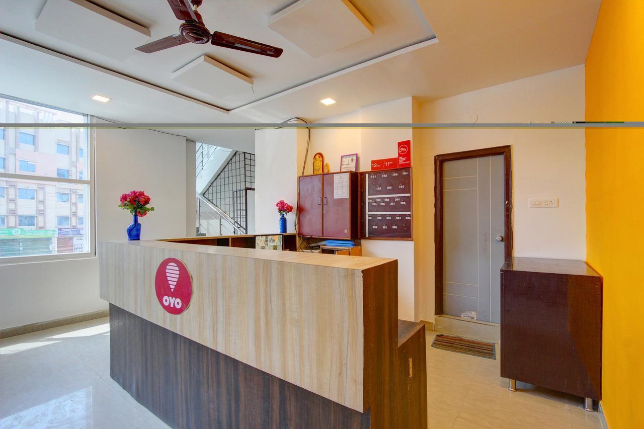 Oyo 11670 Hotel Vishnu Priya Residency Хайдарабад Экстерьер фото