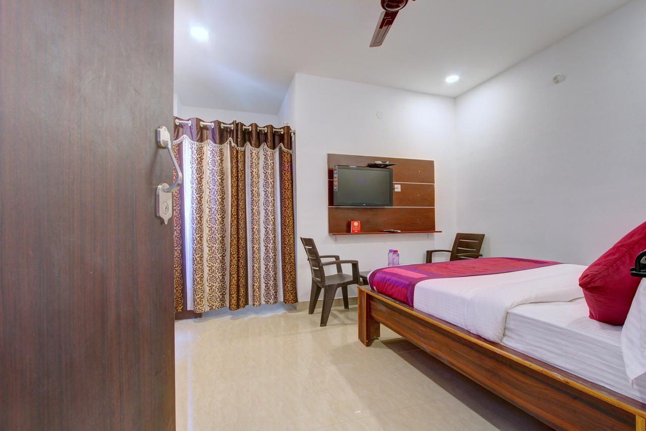 Oyo 11670 Hotel Vishnu Priya Residency Хайдарабад Экстерьер фото